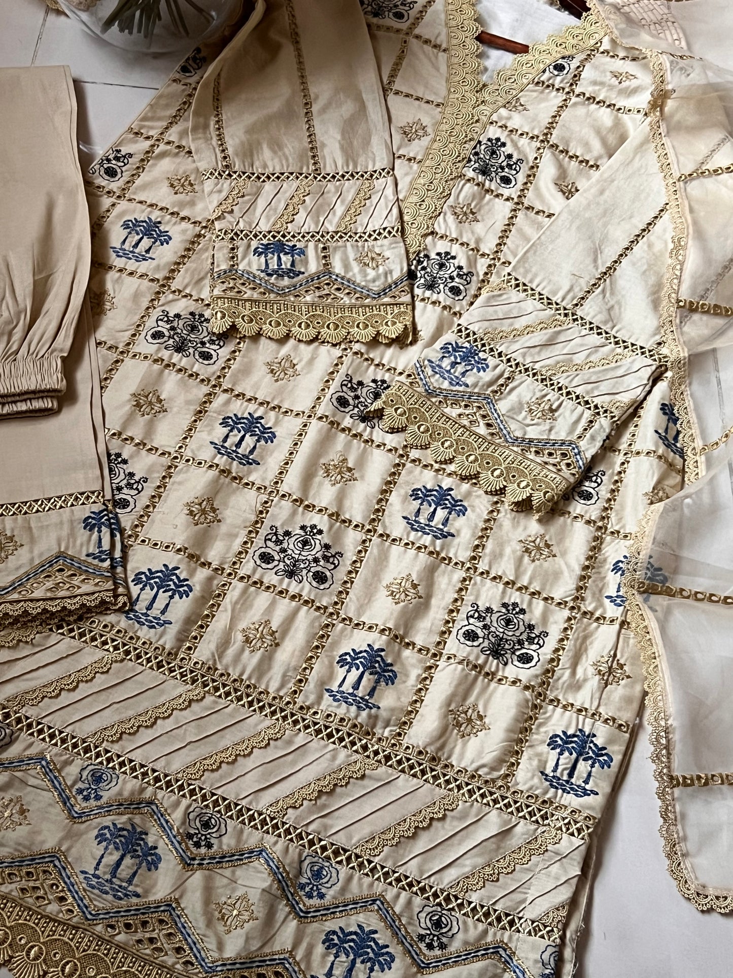 Ready-To-Wear Fancy Lawn 3pc Embroidered